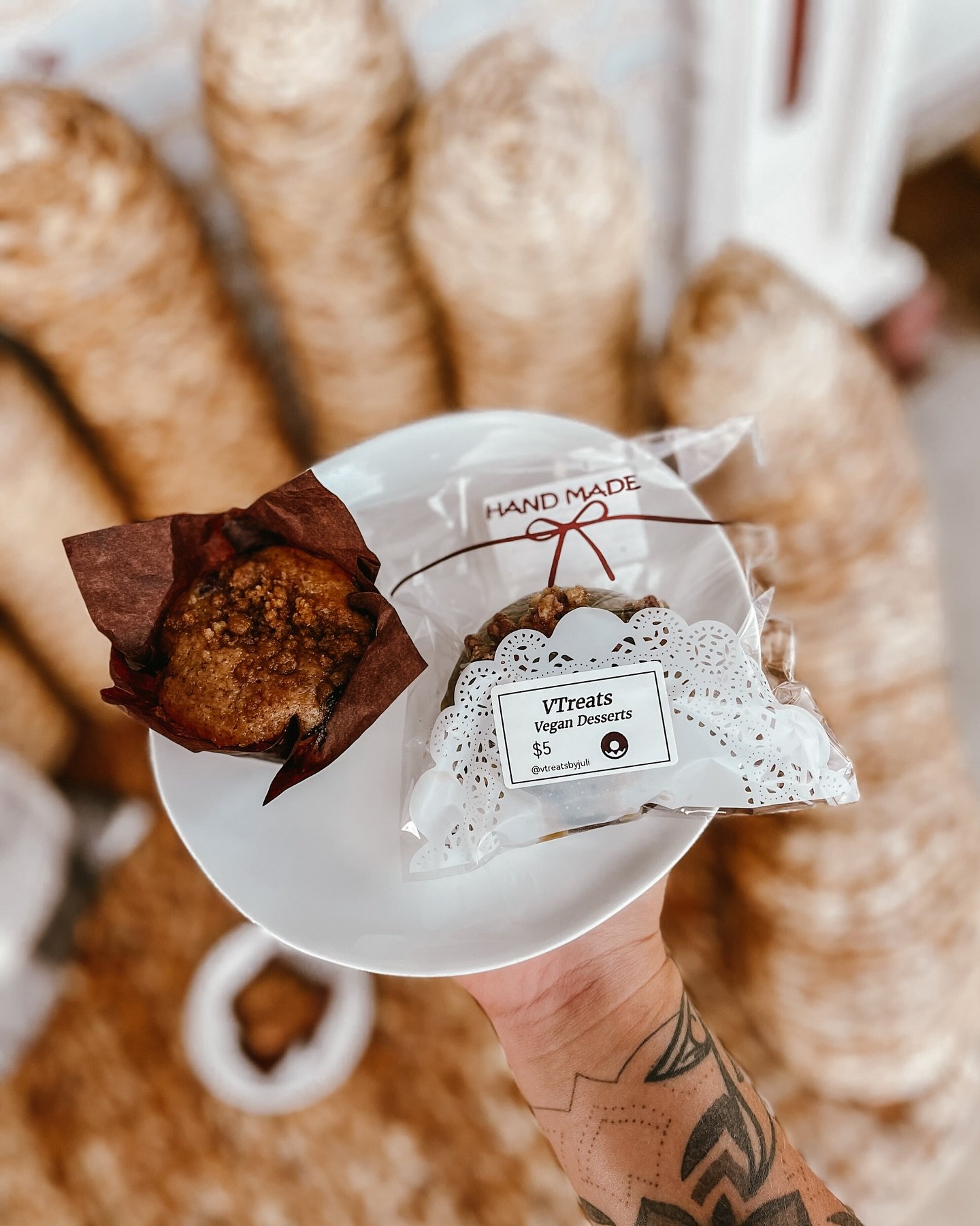 🗣️ Handmade 🌿 V E G A N 🌿 Eats. 
SAY LESS!
To celebrate our new partnership with @vtreatsbyjuli her handmade delicious vegan donuts are 🌿 50% OFF 🌿 today only! This is a great opportunity to try out her amazing products, support local + small,
